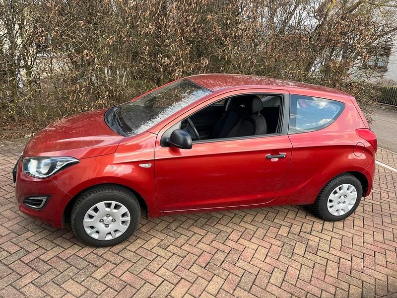 Gebraucht Hyundai i20 86 PS (63 kW) 2013 Rot Kleinwagen