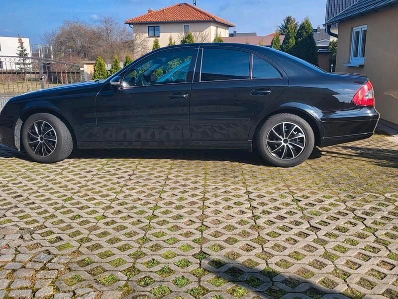 Schwarz Gebraucht 2007 Mercedes E320 Limousine | 4.200 € (Superpreis) - Bild 1/4