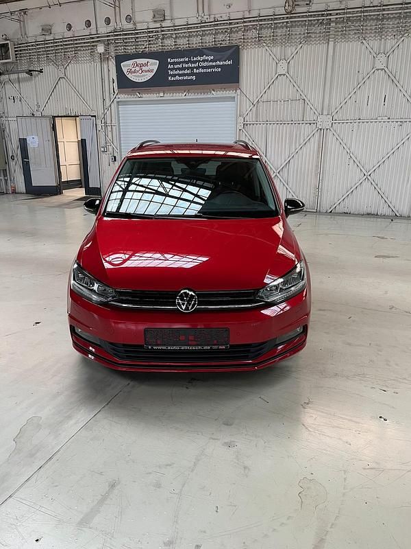 Rot Gebraucht 2022 VW Touran Highline Van / Kleinbus | 25.500 € (Superpreis) - Bild 1/4
