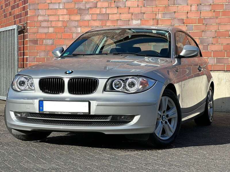 Grau Gebraucht 2011 BMW 118 Kleinwagen | 5.500 € (Fairer Preis) - Bild 1/4