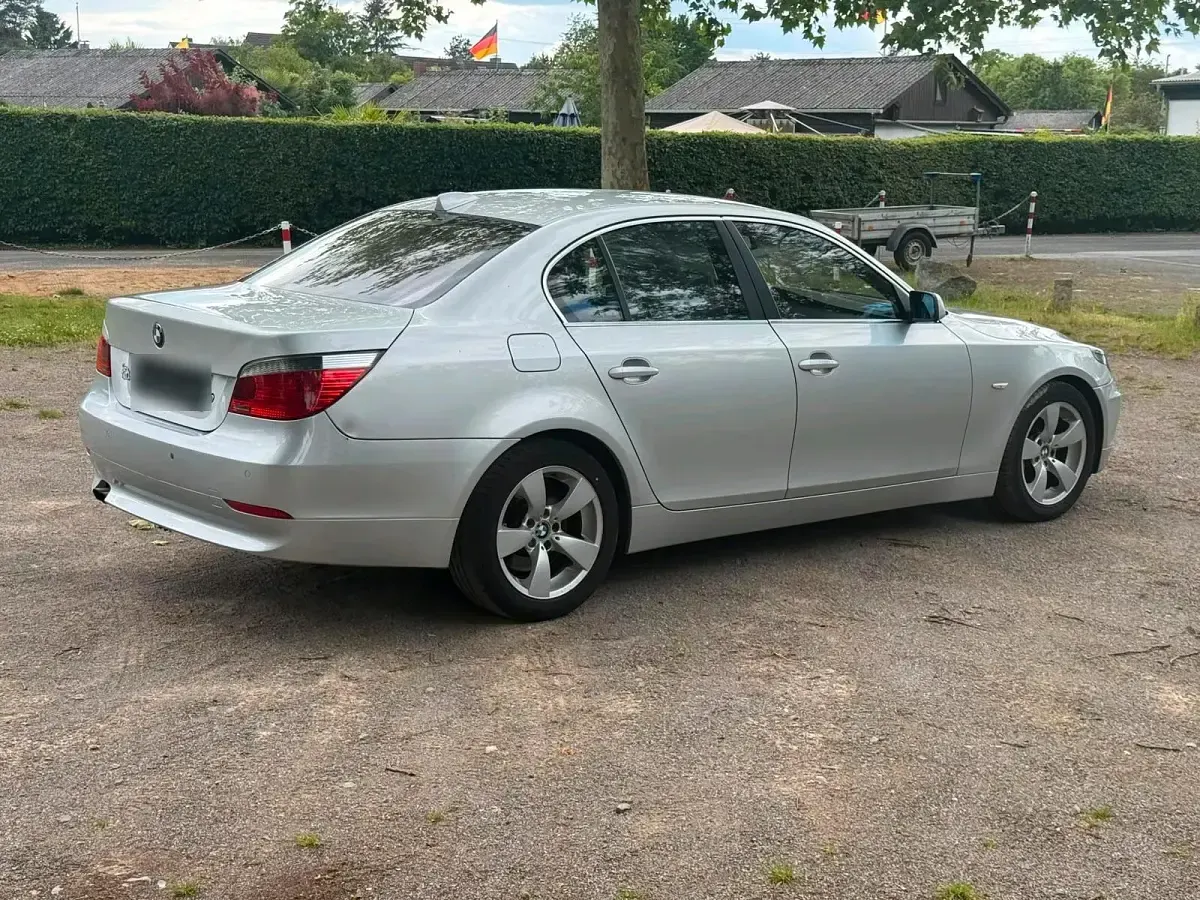 Gebraucht BMW 530 240 PS (176 kW) 2004 Silber Limousine