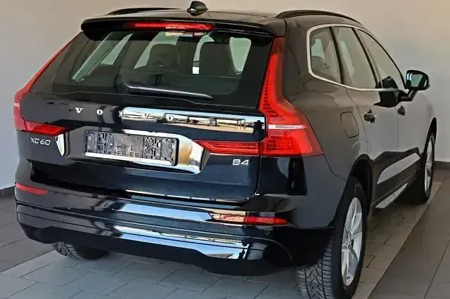 Gebraucht Volvo XC60 Core 197 PS (144 kW) 2022 Onyx black / metallic (metallic) SUV