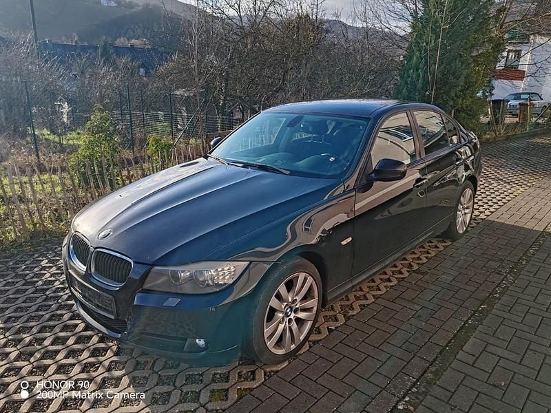 Gebraucht BMW 318 143 PS (105 kW) 2011 Schwarz Limousine
