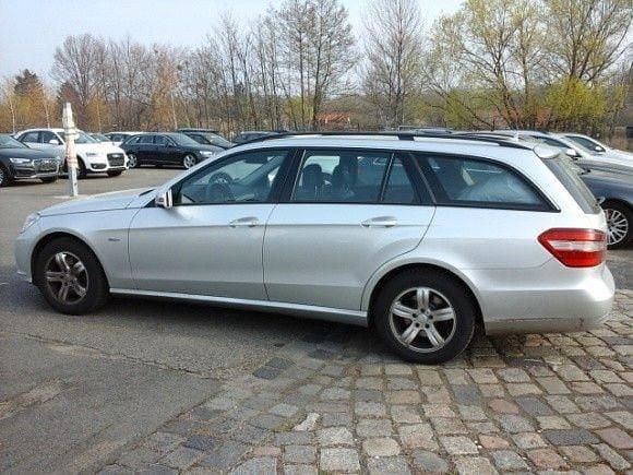 Silber Gebraucht 2010 Mercedes E250 Kombi | 5.650 € (Guter Preis) - Bild 1/4