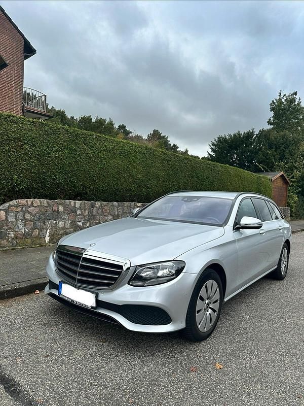 Silber Gebraucht 2018 Mercedes E220 Kombi | 22.300 € (Guter Preis) - Bild 1/4