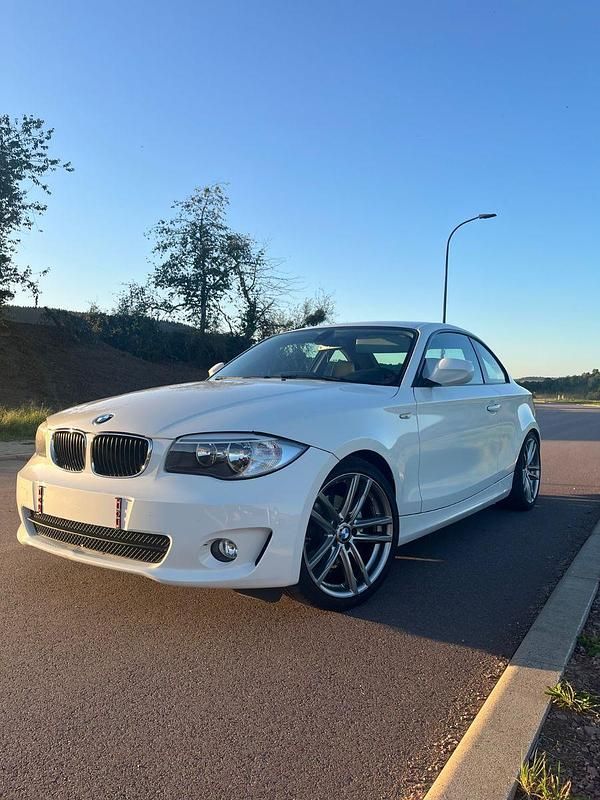 Weiß Gebraucht 2012 BMW 120 Coupé Performance Coupé | 10.900 € - Bild 1/4