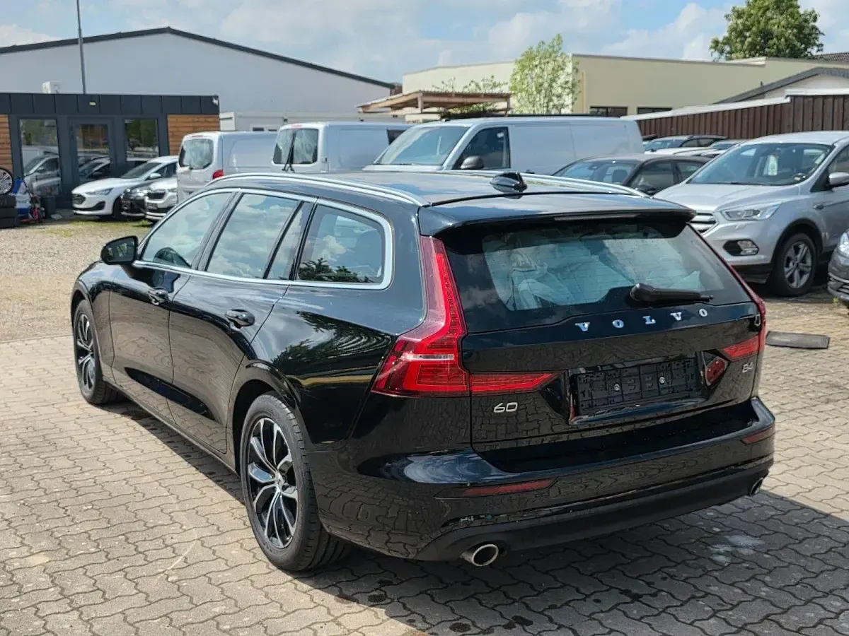 Gebraucht Volvo V60 Momentum 197 PS (144 kW) 2021 Schwarz Kombi