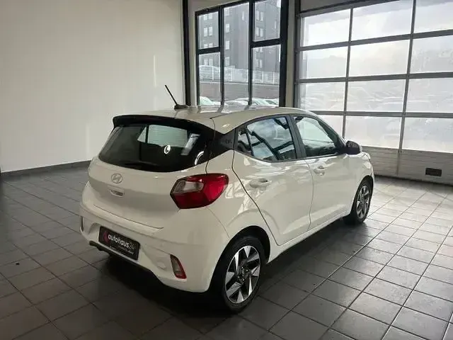 Gebraucht Hyundai i10 Trend 63 PS (46 kW) 2024 Weiß Kleinwagen