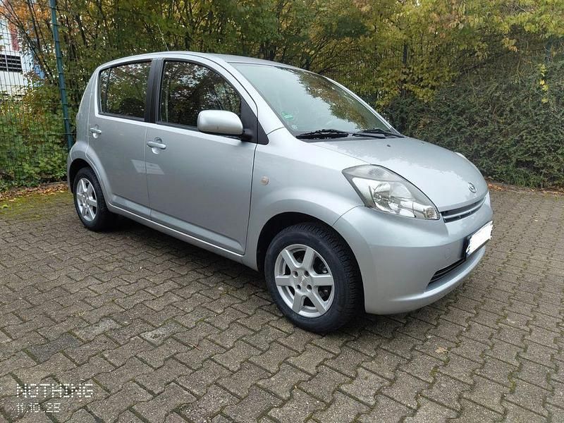 Silber Gebraucht 2007 Daihatsu Sirion Kleinwagen | 2.850 € (Fairer Preis) - Bild 1/4