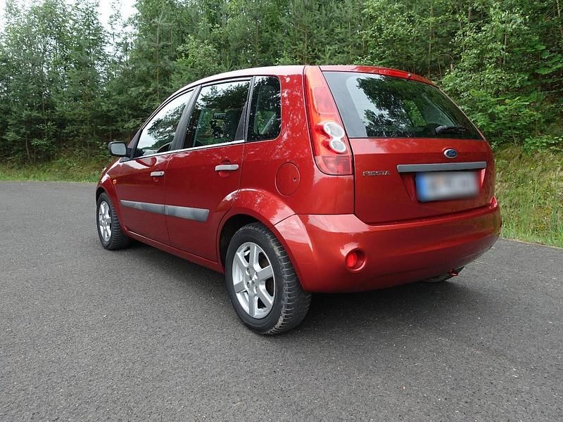 Gebraucht Ford Fiesta 79 PS (58 kW) 2007 Rot Kleinwagen