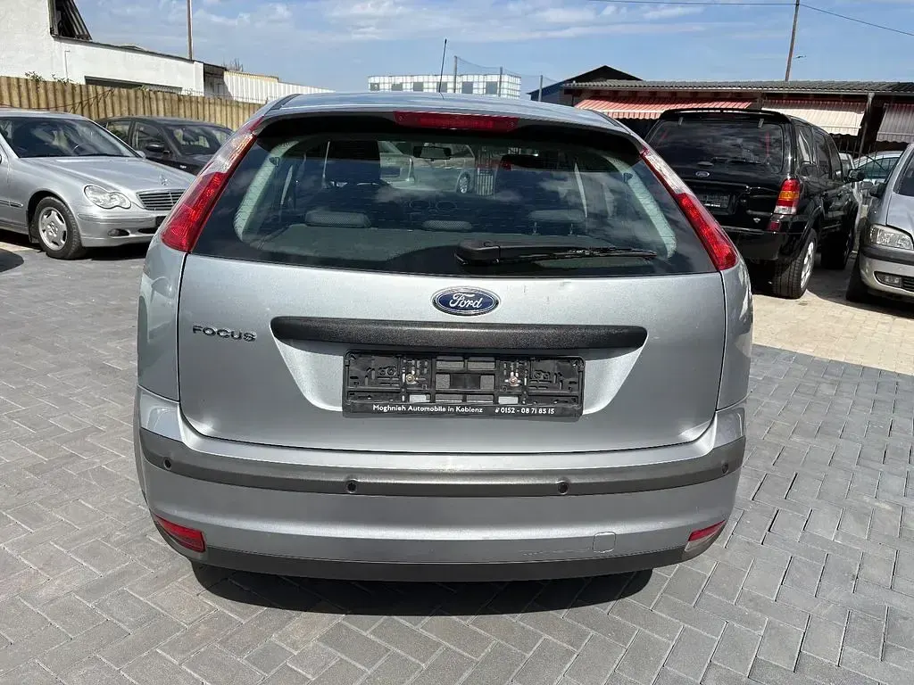 Gebraucht Ford Focus Trend 101 PS (74 kW) 2005 Silber Limousine