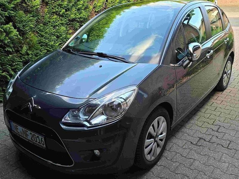 Grau Gebraucht 2012 Citroën C3 SELECTION Kleinwagen | 5.399 € (Fairer Preis) - Bild 1/4