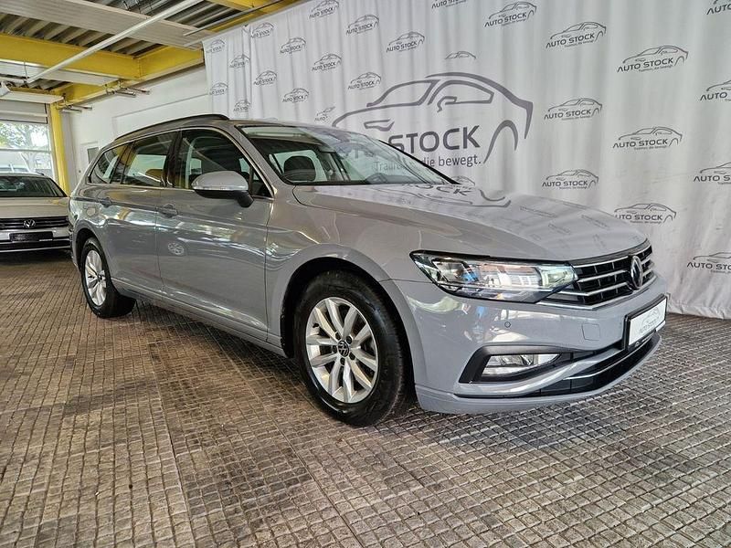 Grau Gebraucht 2022 VW Passat Business Kombi | 23.450 € (Guter Preis) - Bild 1/4