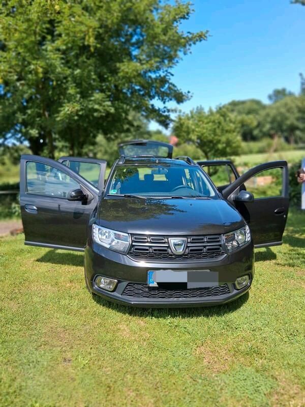 Schwarz Gebraucht 2017 Dacia Logan Limousine | 10.950 € - Bild 1/4
