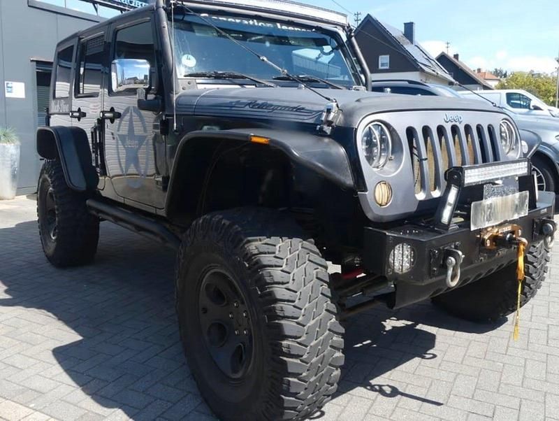 Schwarz Gebraucht 2011 Jeep Wrangler Sahara SUV | 29.900 € (Etwas zu teuer) - Bild 1/4