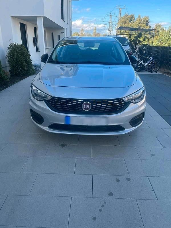 Silber Gebraucht 2016 Fiat Tipo Limousine | 11.750 € (Fairer Preis) - Bild 1/4