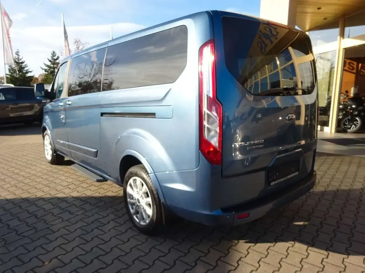 Gebraucht Ford Tourneo Titanium 185 PS (136 kW) 2021 Chromablau Van / Kleinbus