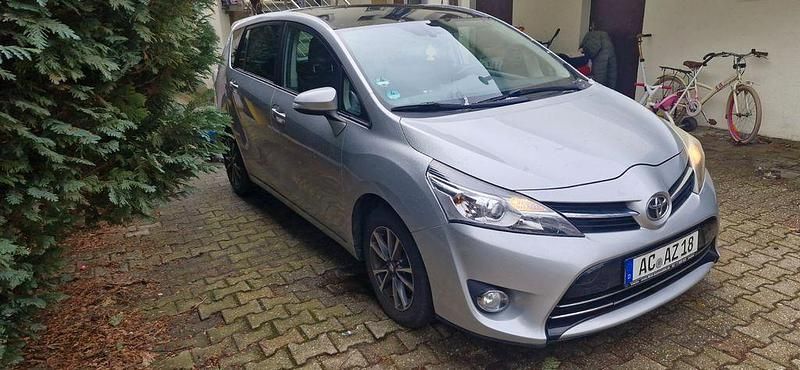 Gebraucht Toyota Verso Skyview Edition 111 PS (81 kW) 2014 Silber Van / Kleinbus