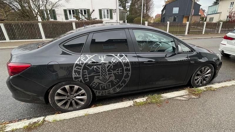 Schwarz Gebraucht 2013 Opel Astra Limousine | 4.900 € (Guter Preis) - Bild 1/4