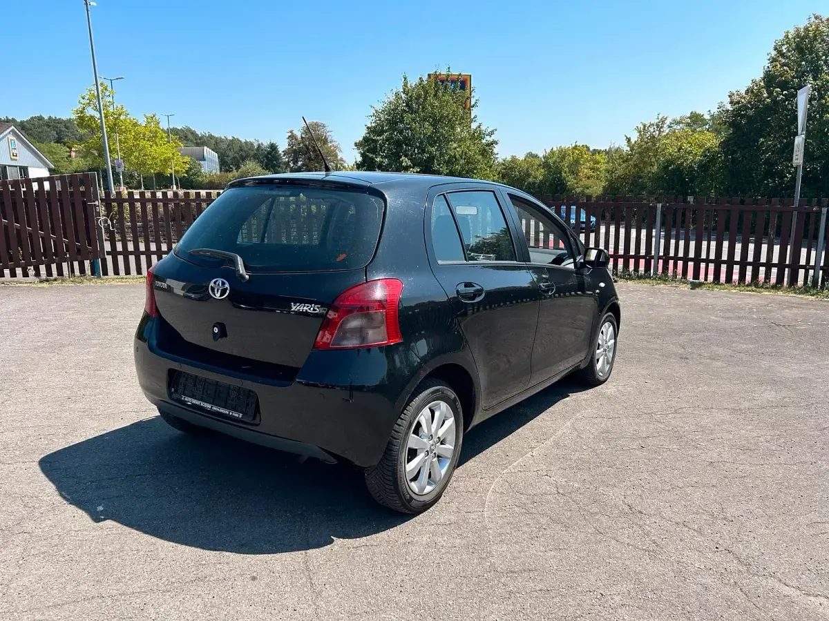 Gebraucht Toyota Yaris 90 PS (66 kW) 2008 Schwarz Kleinwagen