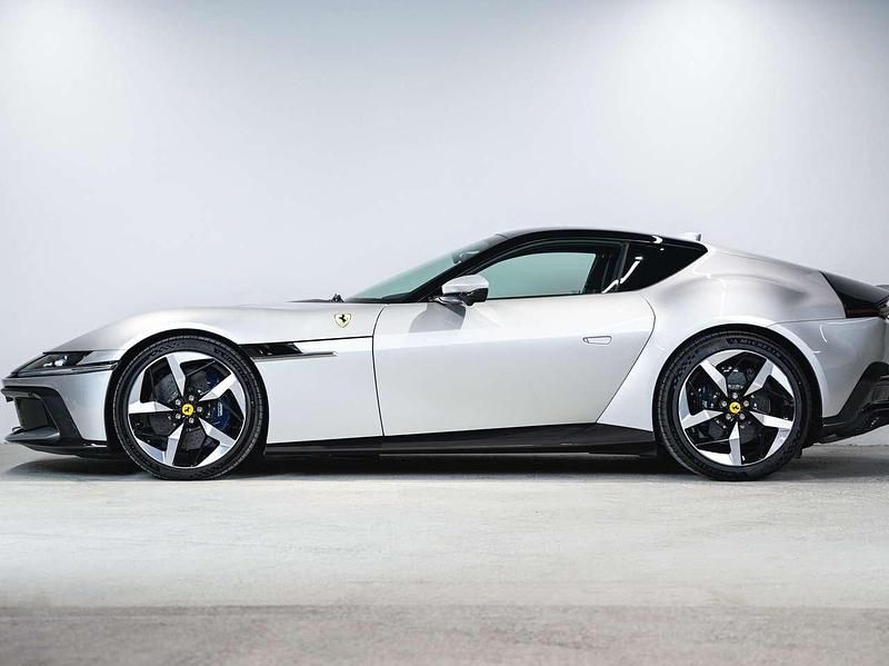 Neu Ferrari 12 Cilindri 829 PS (609 kW) 2025 Silber Coupé