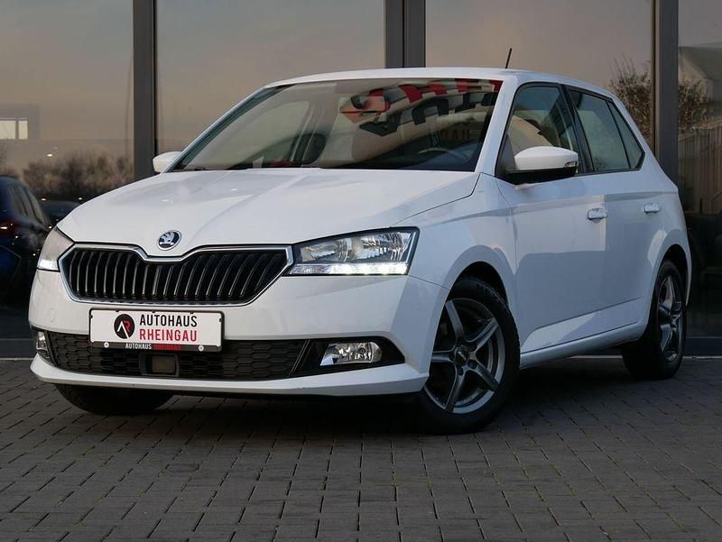 Weiß Gebraucht 2021 Skoda Fabia Ambition Limousine | 13.400 € (Guter Preis) - Bild 1/4