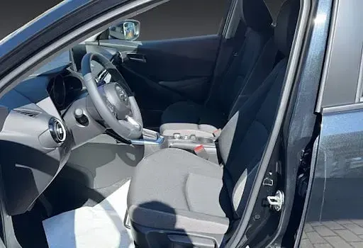 Gebraucht Mazda 2 Center-Line 90 PS (66 kW) 2024 Deep crystal blue metallic Limousine