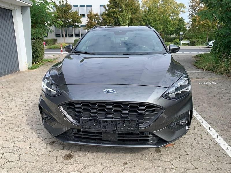 Grau Gebraucht 2020 Ford Focus ST-Line Limousine | 13.499 € (Guter Preis) - Bild 1/4