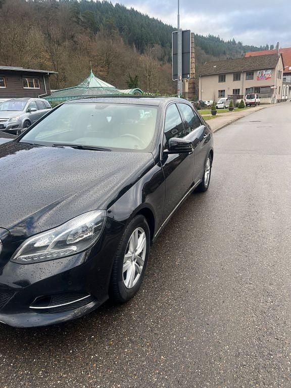 Gebraucht Mercedes E220 170 PS (125 kW) 2015 Schwarz Limousine