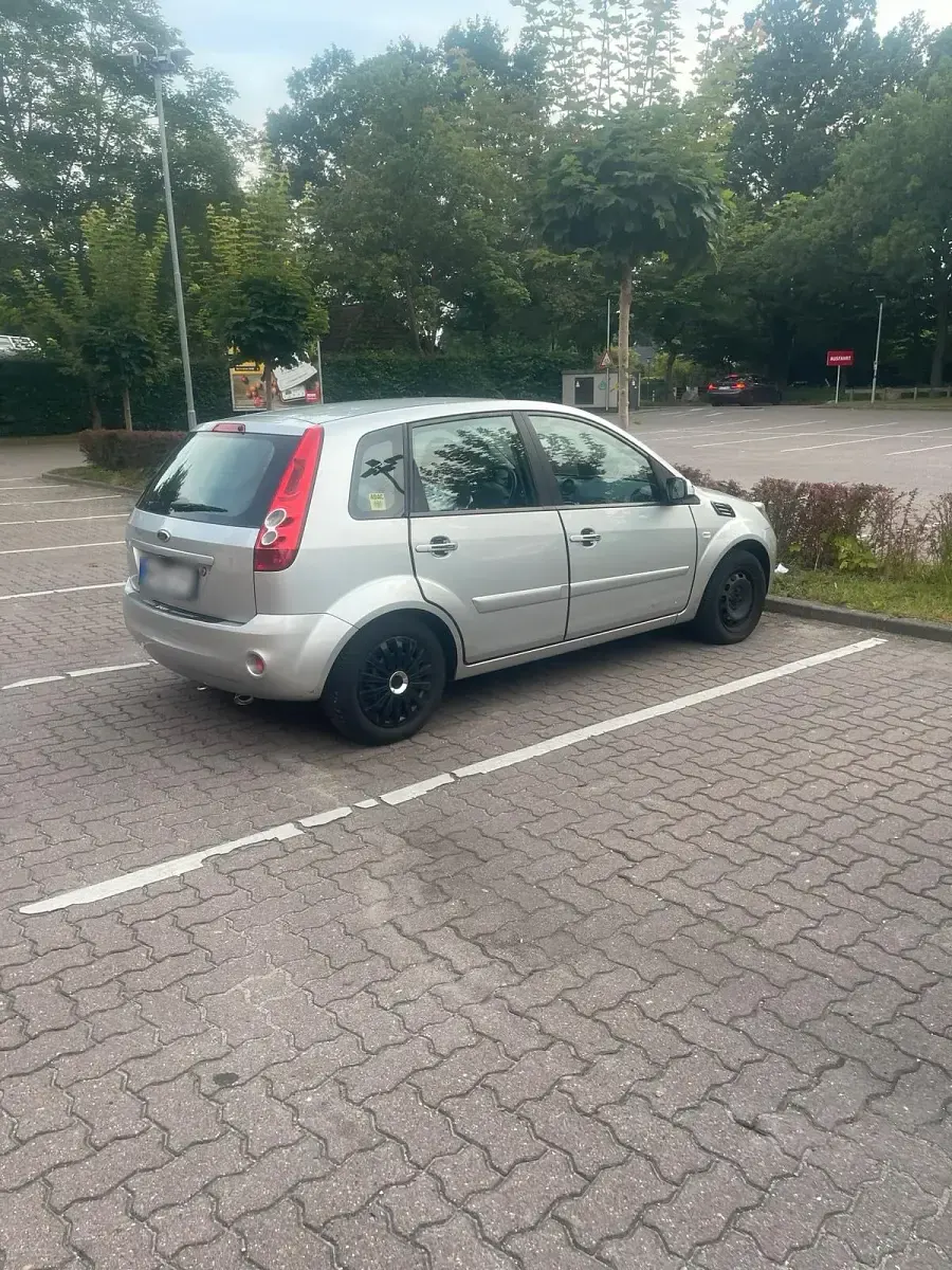 Gebraucht Ford Fiesta 69 PS (50 kW) 2008 Silber Kleinwagen