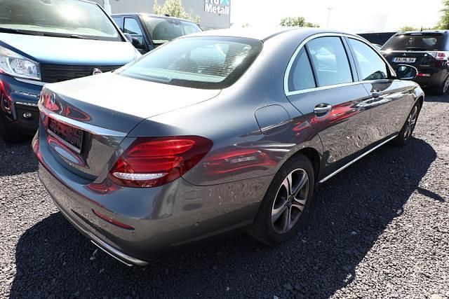 Selenitgrau metallic selenitgrau metallic selenitgrau metallic Gebraucht 2019 Mercedes E200 Avantgarde Limousine | 28.202 € (Fairer Preis) - Bild 1/4