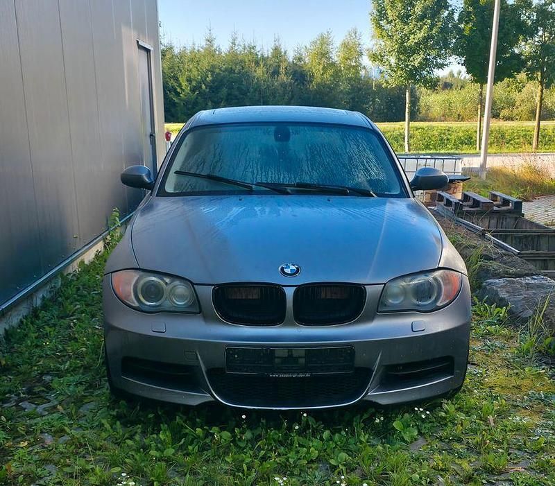 Silber Gebraucht 2009 BMW 135 Performance Kleinwagen | 18.500 € - Bild 1/4