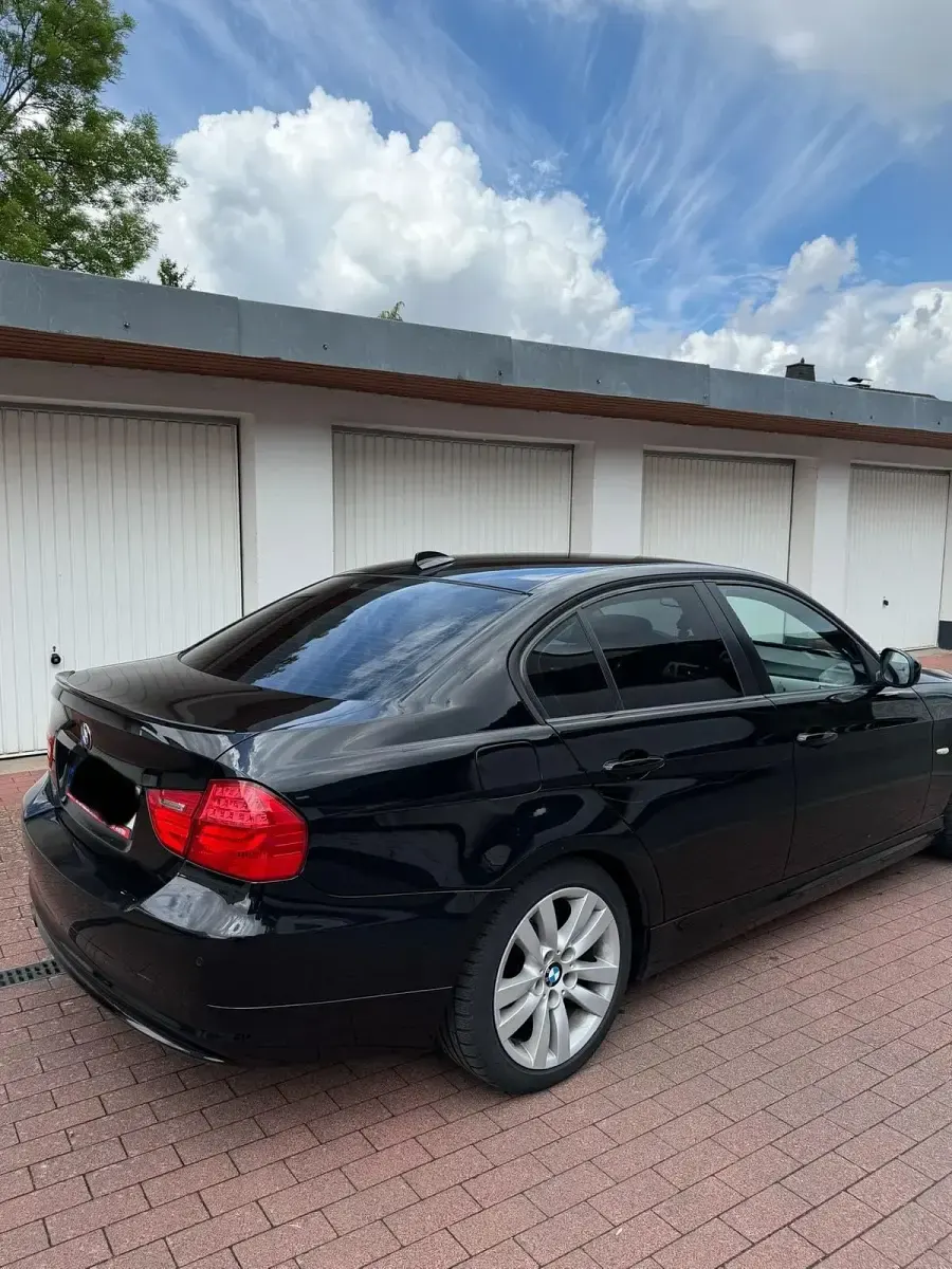 Gebraucht BMW 320 184 PS (135 kW) 2011 Schwarz Limousine