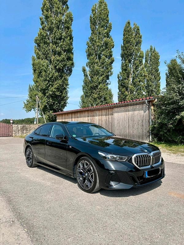 Schwarz Gebraucht 2023 BMW 520 Comfort Edition Limousine | 52.000 € - Bild 1/4