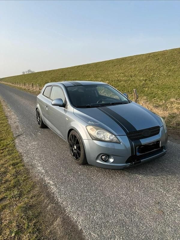 Second-hand Kia Ceed 144 CP (105 kW) 2009 Albastru Hatchback