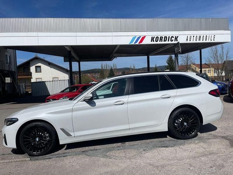 Gebraucht BMW 520 190 PS (139 kW) 2023 Mineralweiss metallic (a96) Kombi