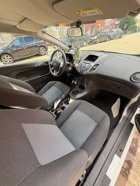 Gebraucht Ford Fiesta Ambiente 60 PS (44 kW) 2016 Weiß Kleinwagen
