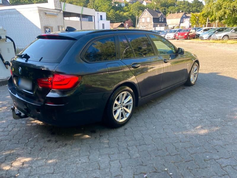 Gebraucht BMW 520 184 PS (135 kW) 2011 Schwarz Kombi