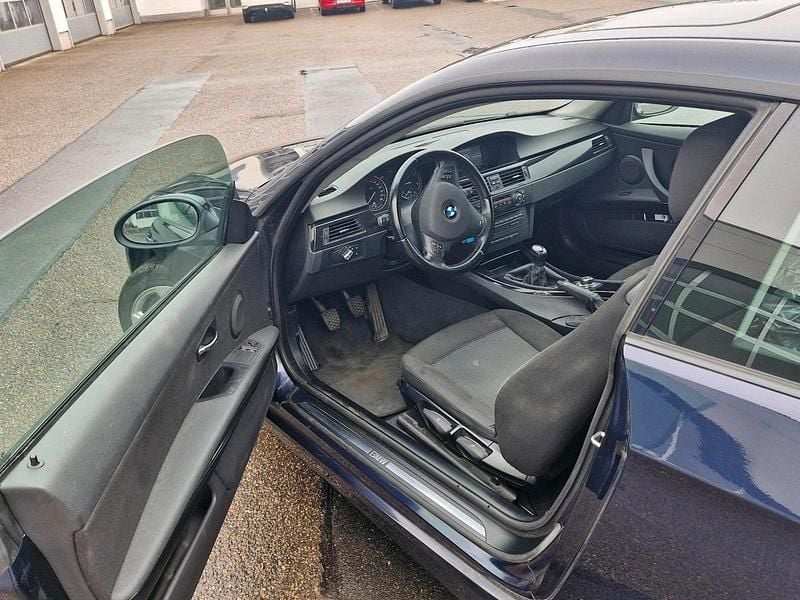 Gebraucht BMW 320 177 PS (130 kW) 2009 Blau Coupé
