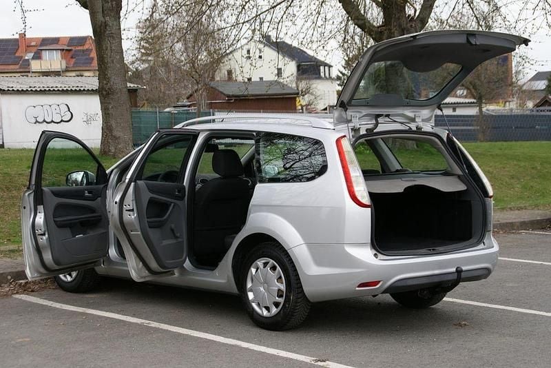 Gebraucht Ford Focus Style 101 PS (74 kW) 2009 Silber Limousine