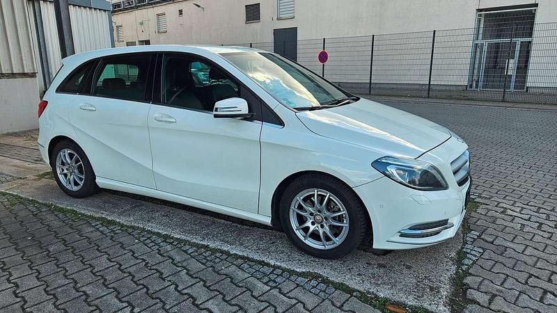 Gebraucht Mercedes B180 122 PS (89 kW) 2014 Calcitweiss  unilack Kleinwagen