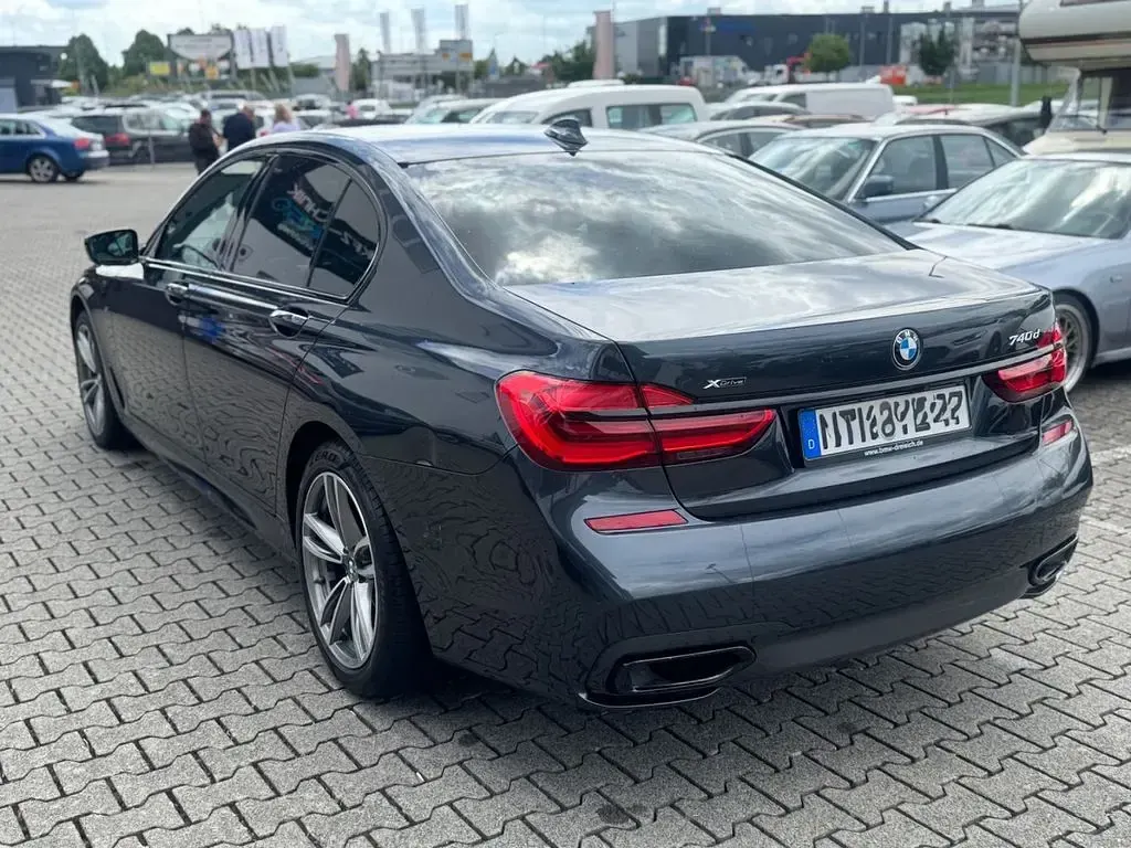Gebraucht BMW 740 M Sport 320 PS (235 kW) 2018 Singapur grau metallic Limousine