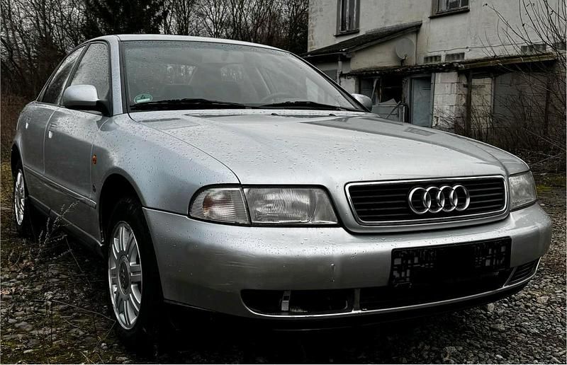Grau Gebraucht 1998 Audi A4 Limousine | 999 € (Guter Preis) - Bild 1/4