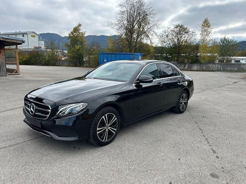 Schwarz Gebraucht 2020 Mercedes E220 Avantgarde Limousine | 14.999 € (Superpreis) - Bild 1/4