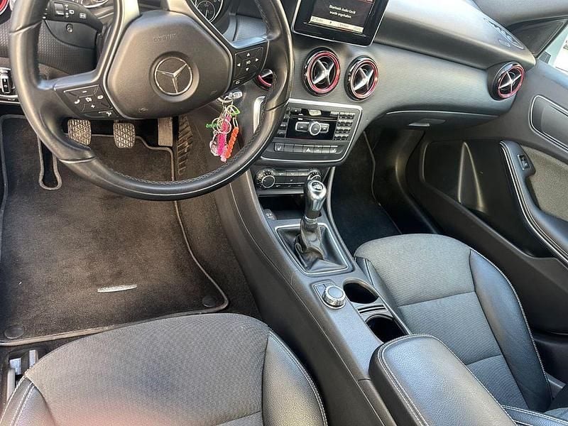 Gebraucht Mercedes A180 122 PS (89 kW) 2013 Silber Limousine