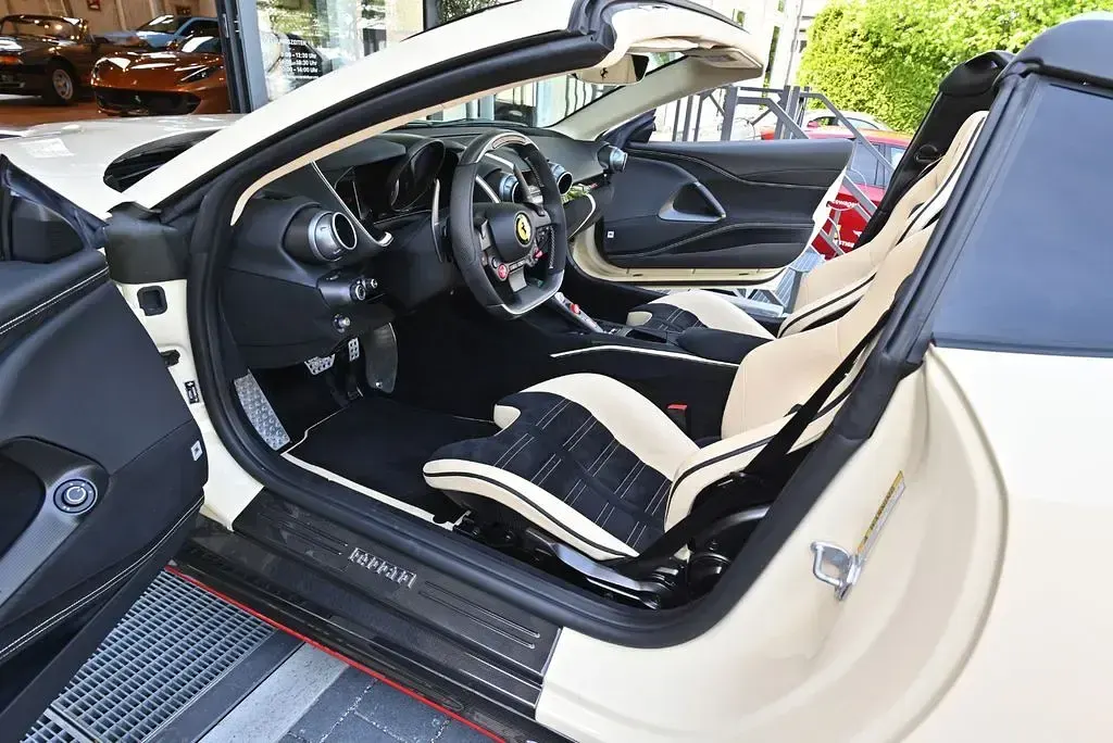 Gebraucht Ferrari 812 799 PS (587 kW) 2022 Weiß Cabrio