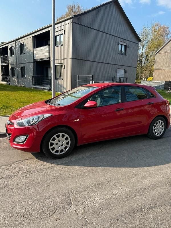 Gebraucht Hyundai i30 99 PS (72 kW) 2013 Rot Limousine