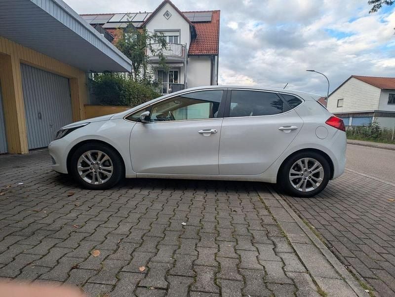 Gebraucht Kia Ceed Vision 136 PS (100 kW) 2014 Weiß Kleinwagen