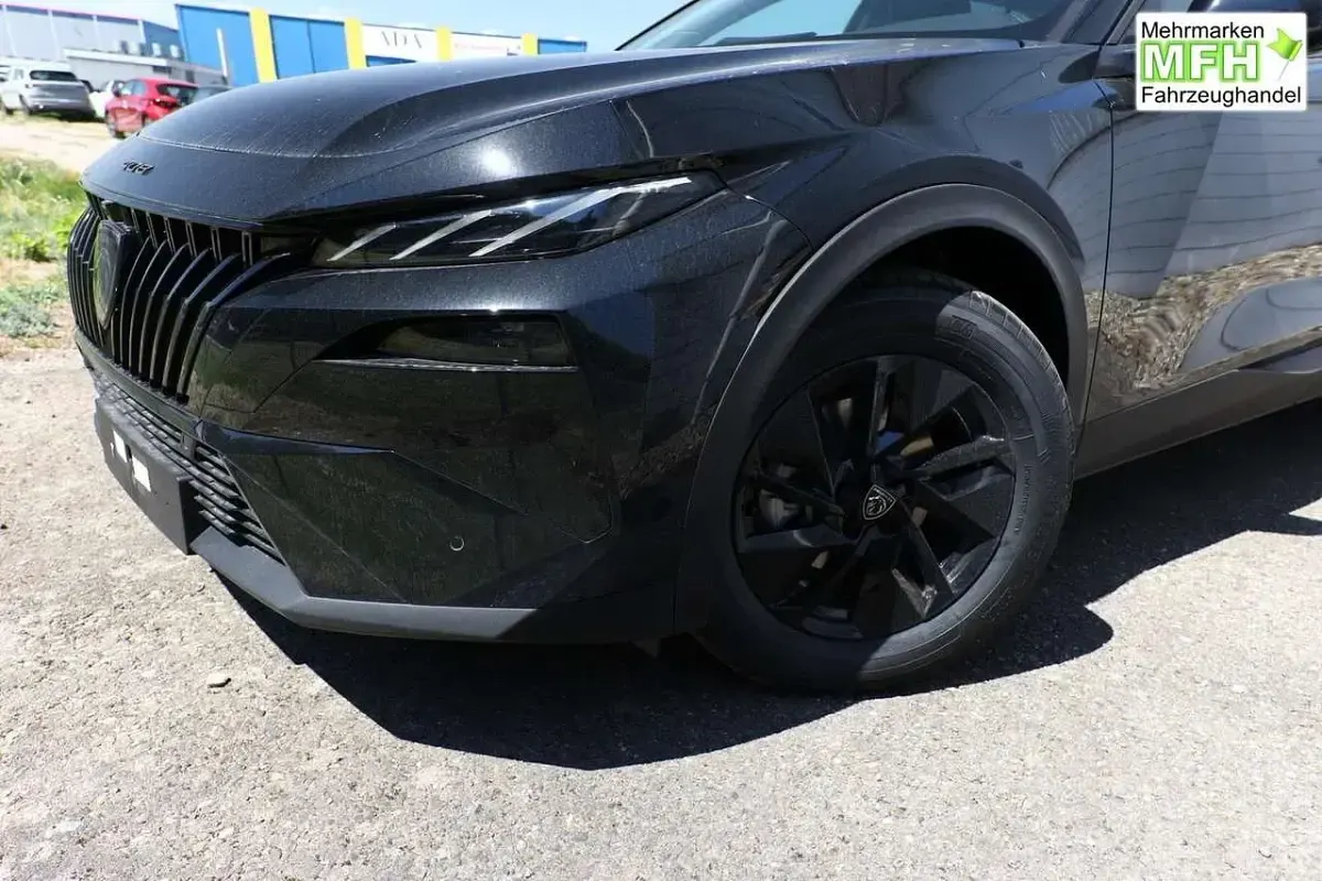 Neu Peugeot 408 Allure 136 PS (100 kW) 2026 Perla nera schwarz me... SUV