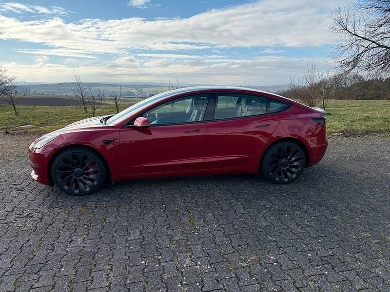 Rot Gebraucht 2022 Tesla Model 3 Limousine | 28.800 € (Superpreis) - Bild 1/4